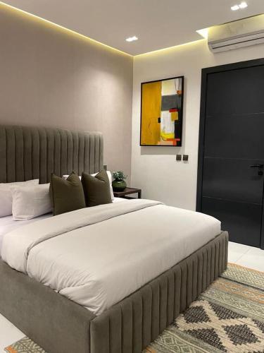 Una cama o camas en una habitación de Karmozee Apartments