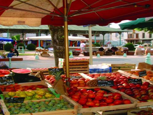 un marché en plein air avec des fruits et des légumes exposés dans l'établissement Chalet in France with Garden Terrace, à Castelmoron-sur-Lot