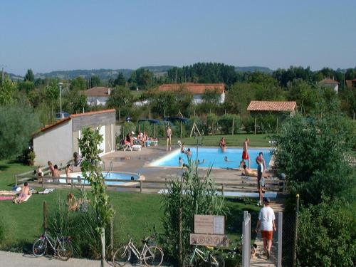 un groupe de personnes dans une piscine dans l'établissement Chalet in France with Garden Terrace, à Castelmoron-sur-Lot