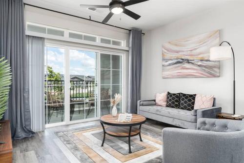 Ruang duduk di Serene 1BR Perfect Indy Stay