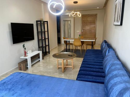 TV a/nebo společenská místnost v ubytování Cozy New Apartment in Tamaris