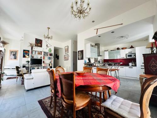 une salle à manger et un salon avec une table et des chaises dans l'établissement Grand T3 Bis chaleureux avec terrasse, ascenseur et parking gratuit, à deux pas de la place Castellane - FR-1-309-151, à Port-Vendres