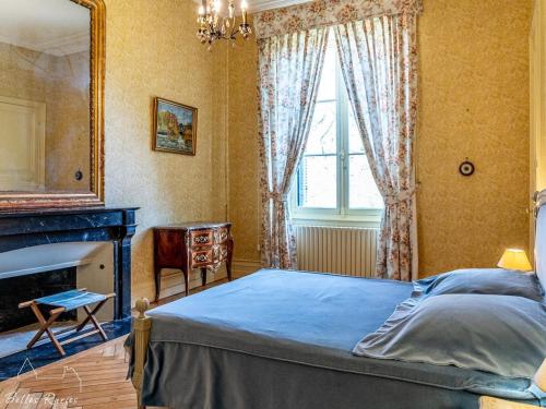 Posteľ alebo postele v izbe v ubytovaní Château XVIIIème, Piscine Chauffée, Sauna, Forêt Privée, Proximité Châteaux de la Loire - FR-1-381-46