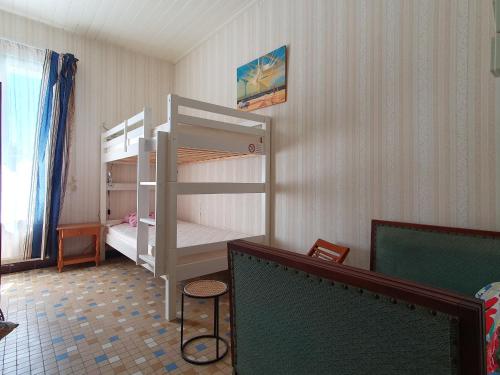 Cette chambre comprend 2 lits superposés et une télévision. dans l'établissement Maison Recente - 3 Chambres, Proche Plage et Centre, Calme et Confort, Jardin Terrasse - FR-1-476-224, à La Faute-sur-Mer