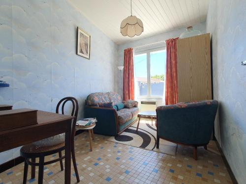 un salon avec un canapé et une chaise dans l'établissement Maison Recente - 3 Chambres, Proche Plage et Centre, Calme et Confort, Jardin Terrasse - FR-1-476-224, à La Faute-sur-Mer