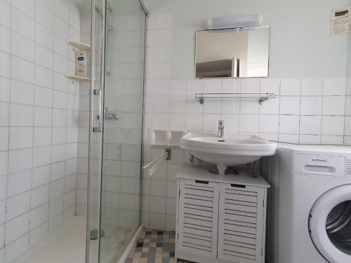 une salle de bain avec un lavabo et une machine à laver dans l'établissement Maison Recente - 3 Chambres, Proche Plage et Centre, Calme et Confort, Jardin Terrasse - FR-1-476-224, à La Faute-sur-Mer