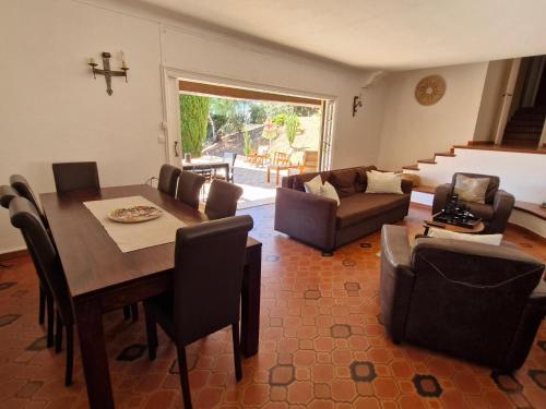 Photo de la galerie de l'établissement Villa familiale avec piscine privée, proche plage, parking et wifi à Sainte-Maxime - FR-1-780-12, à Sainte-Maxime