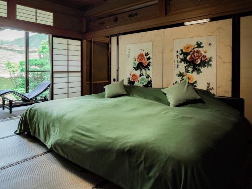 飛騨市にあるYatsusankan Over 6 years oldのベッドルーム1室(花の壁に緑のベッド1台付)