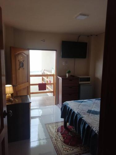 Una televisión o centro de entretenimiento en Residencia El Refugio