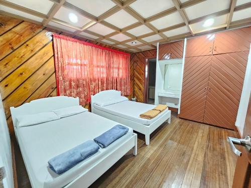 Ένα ή περισσότερα κρεβάτια σε δωμάτιο στο 2600 trancoville transient house