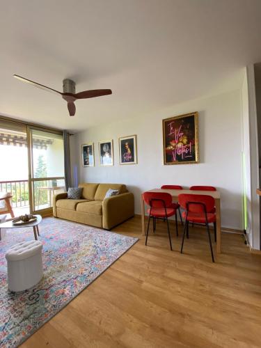 un salon avec une table et des chaises rouges dans l'établissement Horizon sur le Cher, à Montrichard