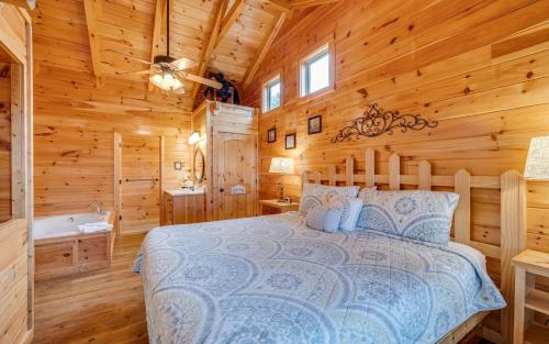ein Schlafzimmer mit einem Bett und einer Badewanne in einer Hütte in der Unterkunft Always in Gatlinburg