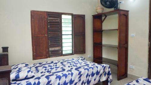 a bedroom with a bed and a window at Cabaña Villa Palmaral in Moñitos