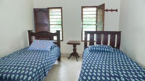 two beds sitting next to each other in a bedroom at Cabaña Villa Palmaral in Moñitos