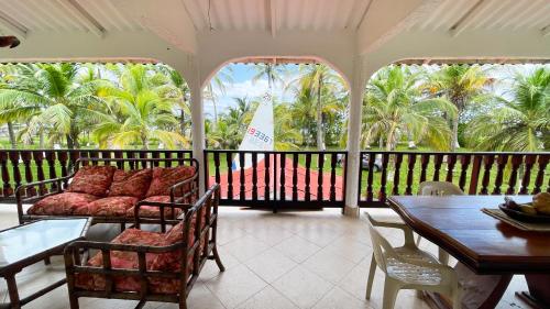 a living room with a couch and a table at Cabaña Villa Palmaral in Moñitos