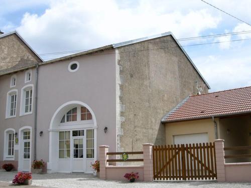 Φωτογραφία από το άλμπουμ του Maison avec Piscine Privée Chauffée, Cheminée et Activités à Goncourt - FR-1-611-106 σε Goncourt