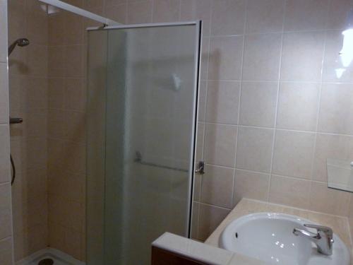 eine Dusche mit Glastür neben einem Waschbecken und einer Badewanne in der Unterkunft Maison avec Piscine Privée Chauffée, Cheminée et Activités à Goncourt - FR-1-611-106 in Goncourt