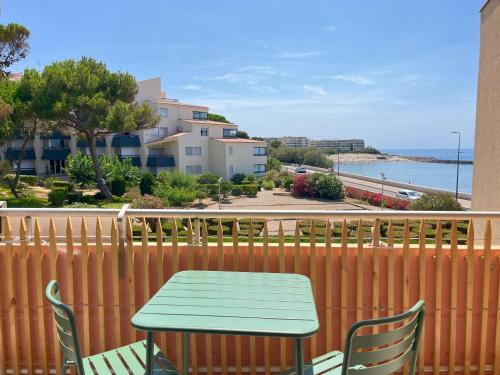 Studio refait en 2024 avec terrasse, climatisation et parking, à 50m de la plage