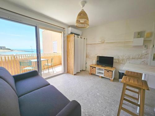 Studio refait en 2024 avec terrasse, climatisation et parking, à 50m de la plage