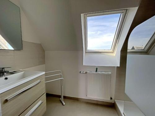 une salle de bain avec un lavabo et une fenêtre dans l'établissement **Duplex Lumineux à Deux Pas de la Plage et Commerces - Berck** - FR-1-646-76, à Berck-sur-Mer