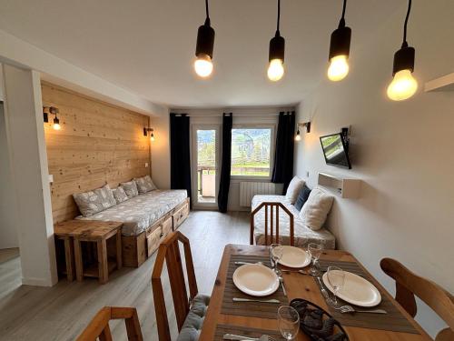 un salon avec une table et un canapé dans l'établissement Appartement Confort 6 pers, Skis aux Pieds, Services Inclus! - FR-1-634-101, à Morzine