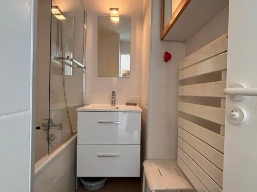 une salle de bain avec un lavabo, une douche et un miroir dans l'établissement Appartement Confort 6 pers, Skis aux Pieds, Services Inclus! - FR-1-634-101, à Morzine