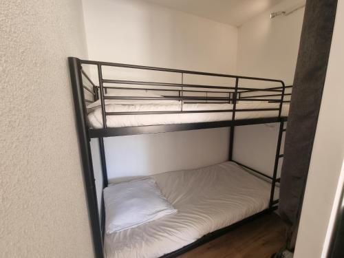 quelques lits superposés dans une chambre dans l'établissement Appartement rénové à Seignosse : Plage et commerces à pied, terrasse et wifi inclus - FR-1-239-1081, à Seignosse