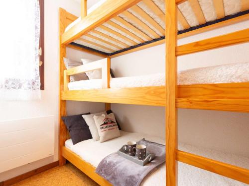 une chambre avec deux lits superposés dans l'établissement Appartement spacieux pour 6 pers. avec jardin, St-Lary-Soulan à proximité télécabine et thermes - FR-1-296-500, à Vielle-Aure