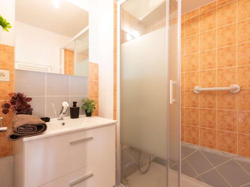 La salle de bains est pourvue d'une douche et d'un lavabo blanc. dans l'établissement Appartement spacieux pour 6 pers. avec jardin, St-Lary-Soulan à proximité télécabine et thermes - FR-1-296-500, à Vielle-Aure