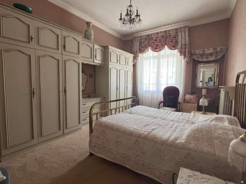une chambre avec un lit, une commode et une fenêtre dans l'établissement Appartement vintage à 700m de la plage avec 3 chambres à Pornichet - FR-1-392-242, à Pornichet