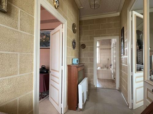 Cette chambre dispose d'un couloir avec lavabo et d'une salle de bains. dans l'établissement Appartement vintage à 700m de la plage avec 3 chambres à Pornichet - FR-1-392-242, à Pornichet