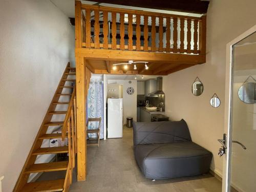 un salon avec un escalier et un canapé dans l'établissement Pavillon climatisé avec mezzanine, 4 couchages, proche plage et commerces, parking privé, St-Cyprien - FR-1-106-105, à Saint-Cyprien