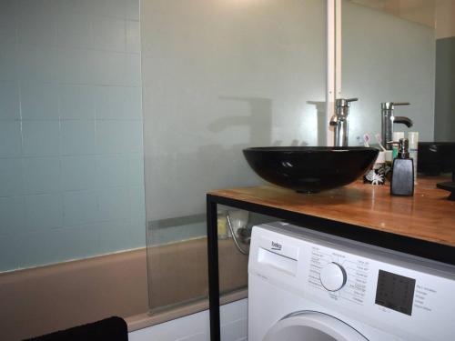 une salle de bain avec un lavabo et une machine à laver dans l'établissement Studio Cabine 4 Pers. - Exposé Plein Sud - FR-1-580-117, à Font-Romeu-Odeillo-Via