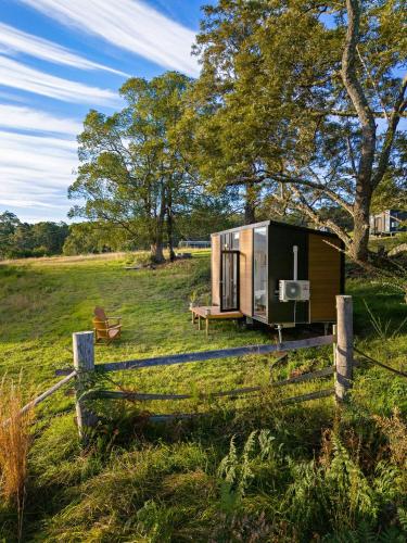 Un jardín fuera de Tiny Creekside Cabin by Tiny Away