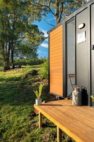 Un jardín fuera de Tiny Creekside Cabin by Tiny Away