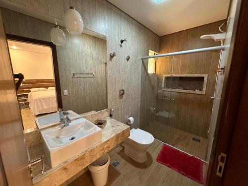 TortoCasa 41 - Hospedagem de Quartos的带水槽、马桶和镜子的浴室