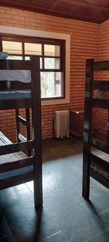 a room with two bunk beds and a window at Casa da Felicidade in Ibiúna