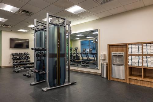 un gimnasio con máquinas en Holiday Inn Hotel & Suites St.Catharines-Niagara by IHG, en St. Catharines
