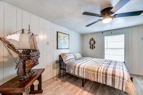 ブラウンズビルにあるSingle-Story Brownsville Home about 2 Mi to Airport!のベッドと天井扇風機のある寝室