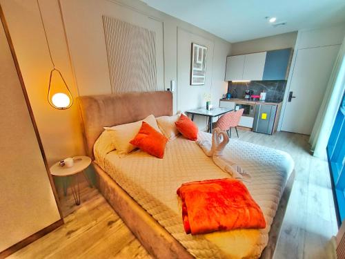 a bedroom with a bed with orange pillows on it at Republica del Salvador Coliving Ecuador XOE in Quito