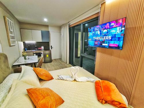a hotel room with two beds and a flat screen tv at Republica del Salvador Coliving Ecuador XOE in Quito