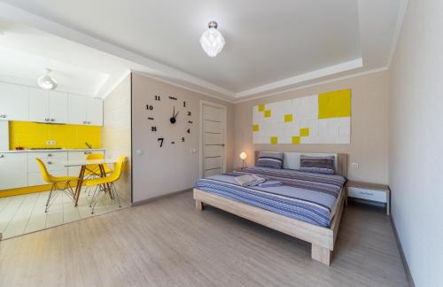 Giường trong phòng chung tại Home Apartments