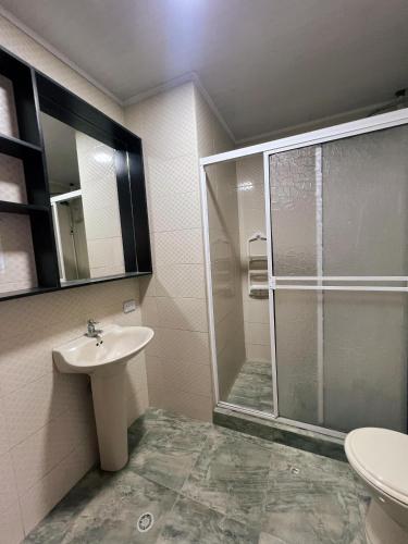 Un baño con ducha de cristal y lavabo. en Apartamentos Laila y Zaida Centro, en San Andrés