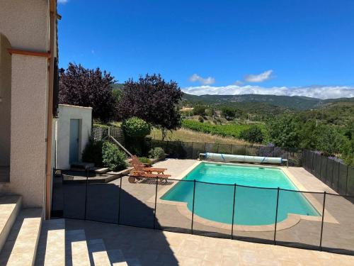 une piscine entourée d'une clôture dans l'établissement Holiday Home Félines Minervois with Pool, à Félines-Minervois