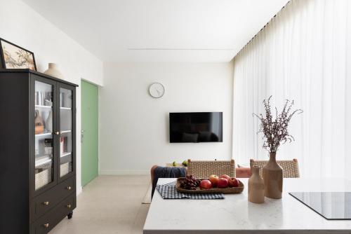 TV a/nebo společenská místnost v ubytování The J Luxury Apartments - By Localz Group