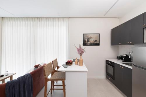 Kuchyň nebo kuchyňský kout v ubytování The J Luxury Apartments - By Localz Group