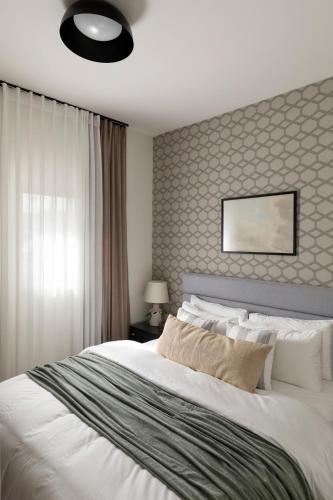 Postel nebo postele na pokoji v ubytování The J Luxury Apartments - By Localz Group