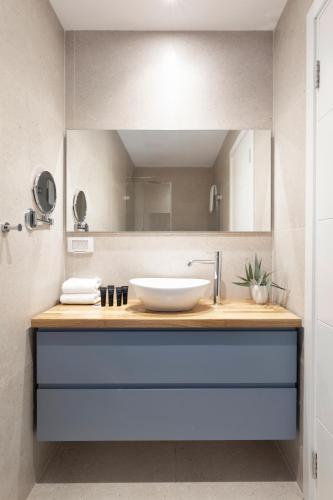 Koupelna v ubytování The J Luxury Apartments - By Localz Group