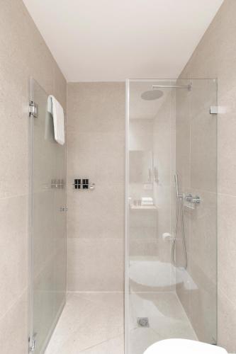 Koupelna v ubytování The J Luxury Apartments - By Localz Group