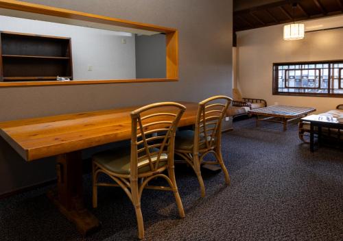a room with a wooden table and chairs at 虎屋別館 in Kotohira
